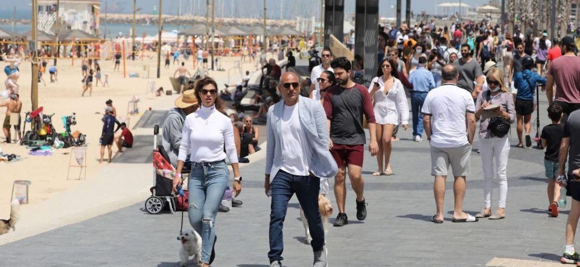 ¡Todos sin cubrebocas! Así lucen las playas en Israel
