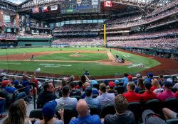Sin sana distancia, afición llena estadio de Rangers