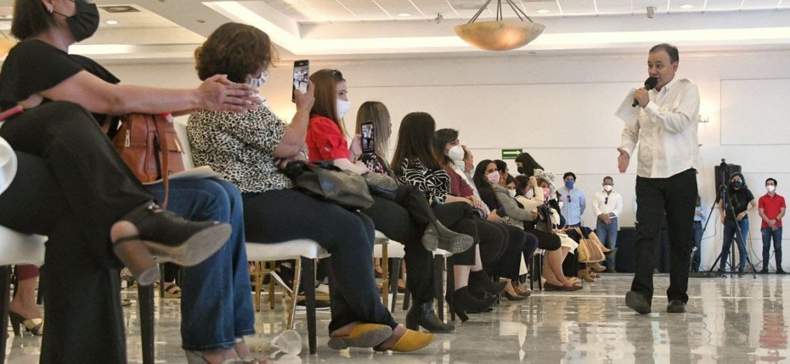 Ante mujeres emprendedoras, Alfonso Durazo se compromete a dar prioridad a empresas sonorenses en licitaciones.