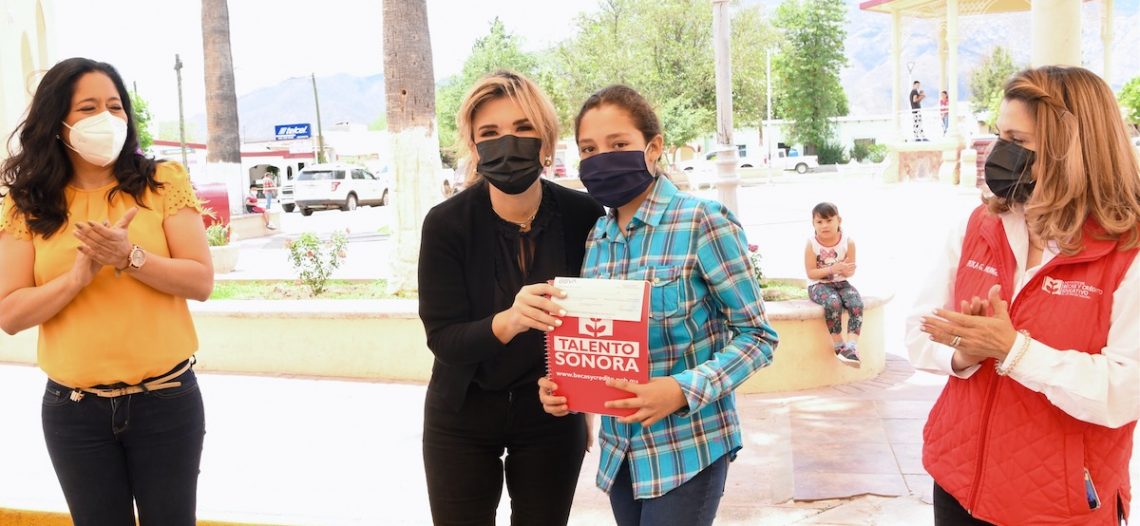 Atestigua Gobernadora entrega de becas y supervisa centros de salud