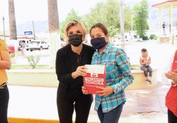 Atestigua Gobernadora entrega de becas y supervisa centros de salud