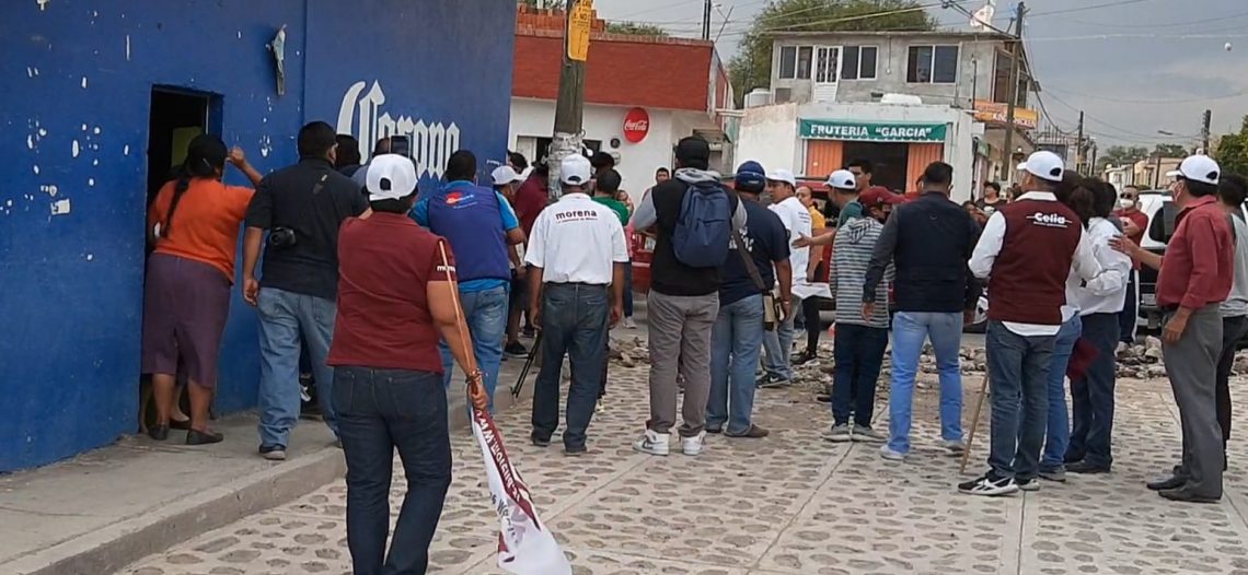 Con palos y tubos, ‘revientan’ mitin de candidata de Morena  en Querétaro