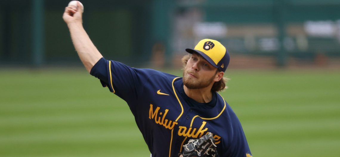 Corbin Burnes establece récord en Grandes Ligas