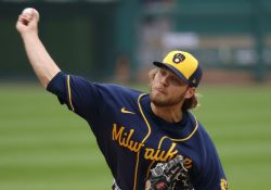 Corbin Burnes establece récord en Grandes Ligas