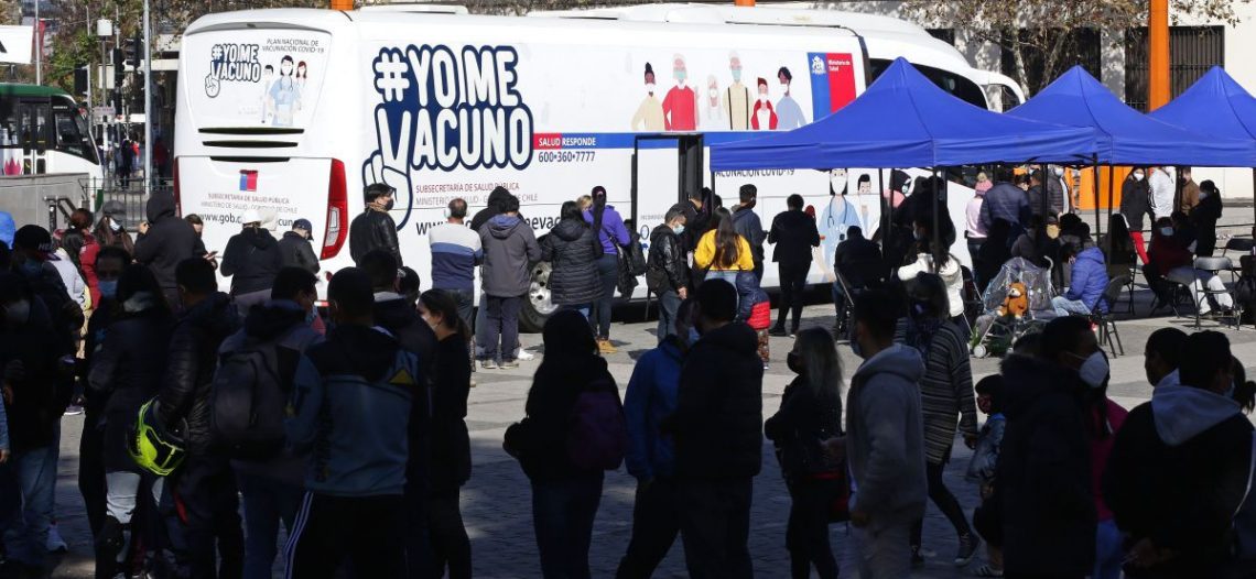 Chile implementa ‘pase de movilidad’ para que vacunados salgan a la calle