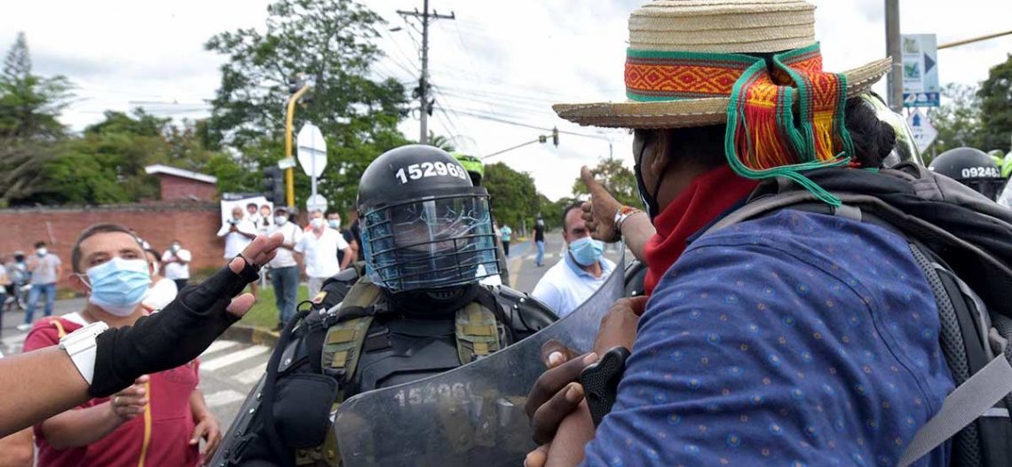 Policías balean a indígenas que se dirigían a protesta en Colombia