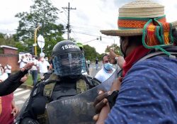 Policías balean a indígenas que se dirigían a protesta en Colombia