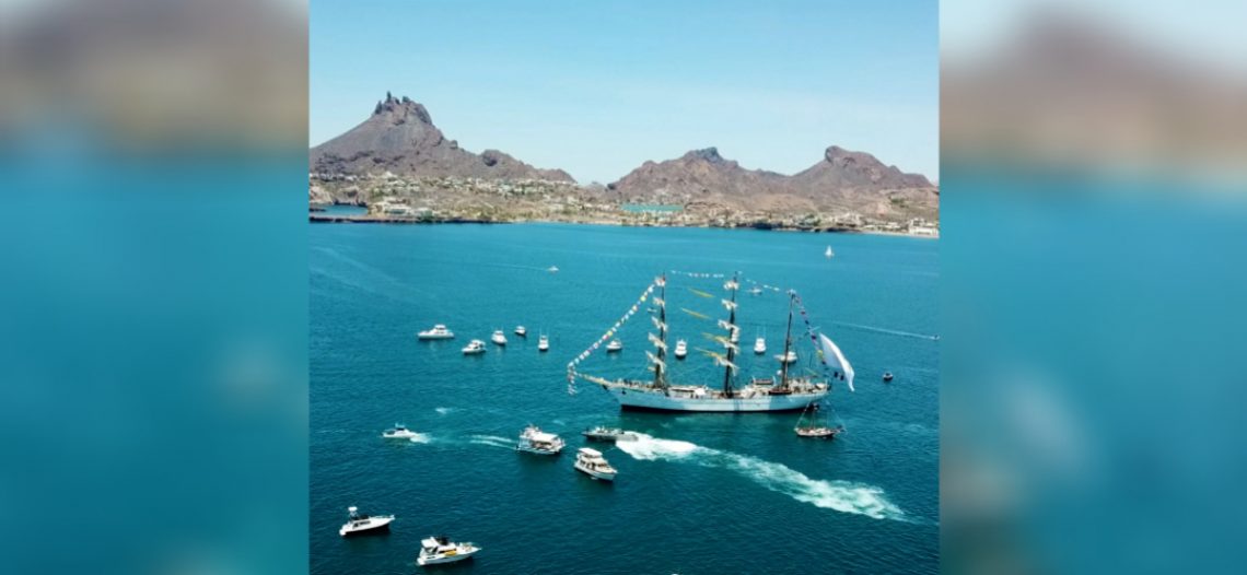 Visita Guaymas “El caballero de los mares”; docenas de embarcaciones le acompañan durante su visita