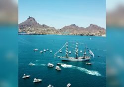 Visita Guaymas “El caballero de los mares”; docenas de embarcaciones le acompañan durante su visita