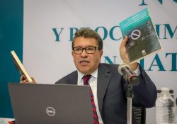 Presenta Ricardo Monreal su nuevo libro en Sinaloa