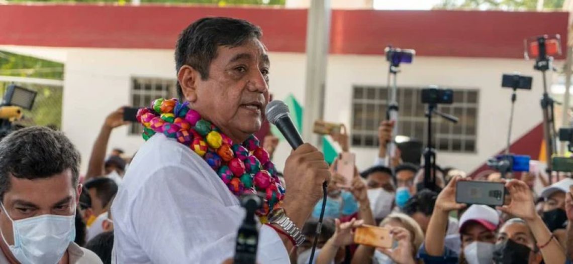 Ex gobernador critica a Félix Salgado; le revira acusándolo de desaparecer a 43 estudiantes