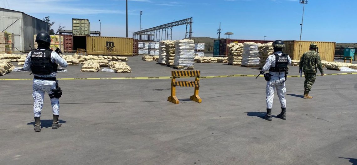 MARINA en coordinación con Aduanas, Guardia Nacional y FGR, aseguran más de 711 kilogramos de cocaína y metanfetamina en los puertos de Lázaro Cárdenas y Guaymas
