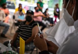 Van 220 mil 489 decesos por Covid en el país