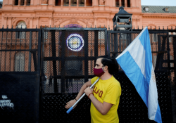 Argentina supera 75 mil muertos por covid entre aumento de contagios