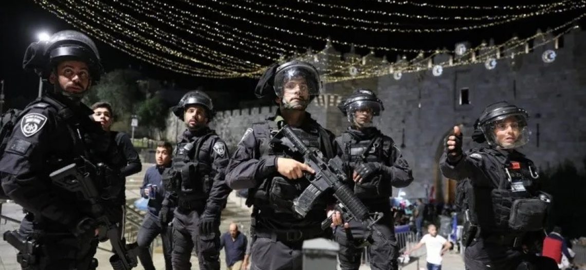 Chocan en Jerusalén palestinos e israelíes; hay docenas heridos