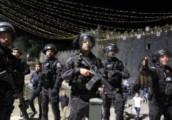 Chocan en Jerusalén palestinos e israelíes; hay docenas heridos