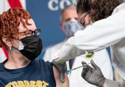 Vacunados en Estados Unidos, 100 millones