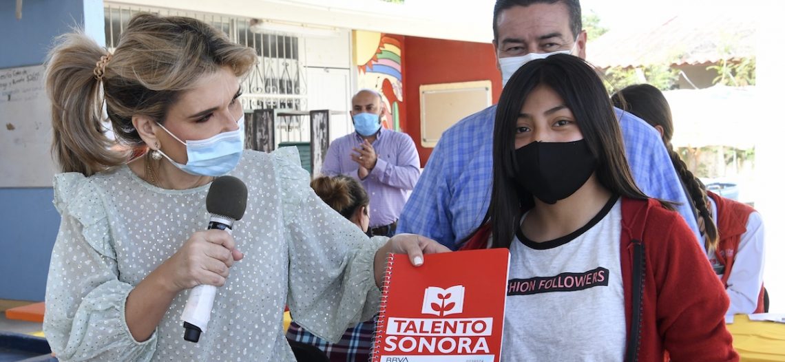 Destina Gobernadora Pavlovich recursos para más de 48 mil becas y estímulos educativos