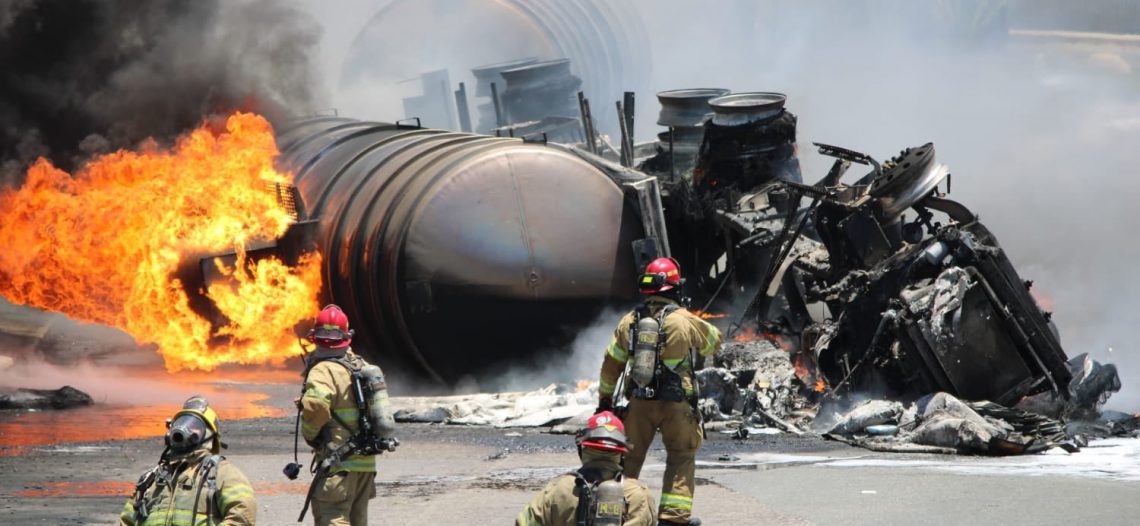 Se vuelca pipa de Gasolina y explota en Tijuana