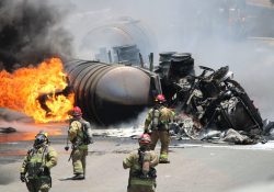 Se vuelca pipa de Gasolina y explota en Tijuana