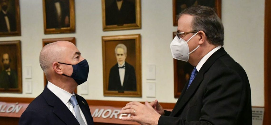 Ebrard promete a EU vacunación acelerada en municipios fronterizos