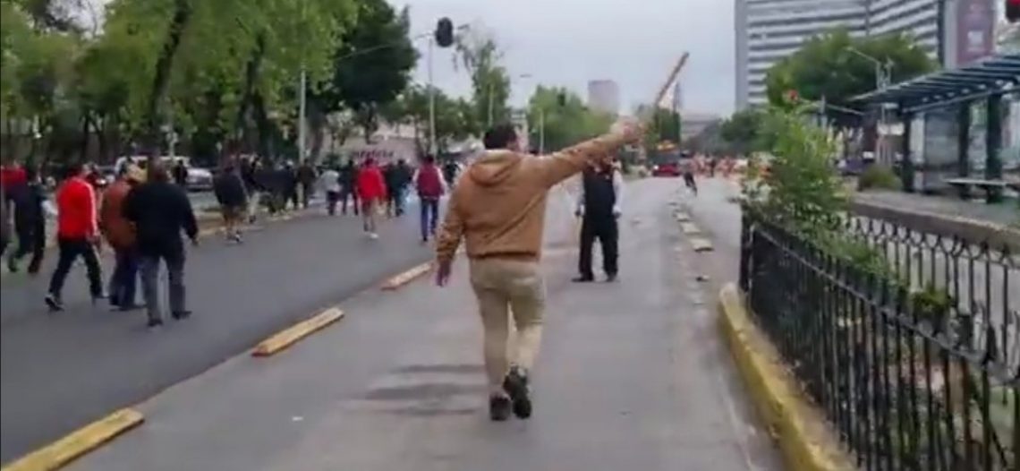 Chocan priístas fuera de la sede nacional del partido; hasta balazos se reportaron