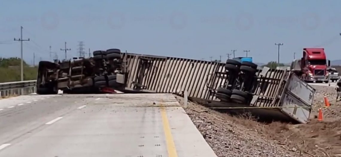 Volcó un trayler al sur de Empalme y provoca problemas de tránsito en la carretera federal
