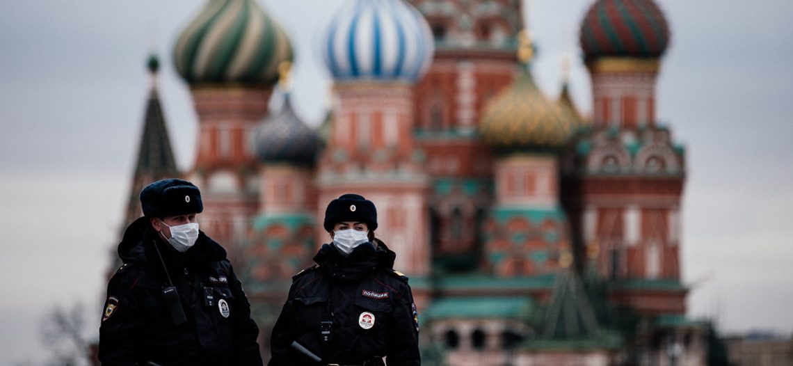 Aplica Rusia más restricciones; Moscú y San Petersburgo con récord de muertes
