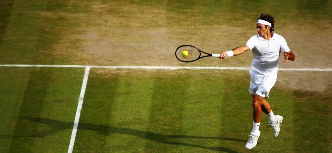 Roger Federer avanza con problemas en Wimbledon