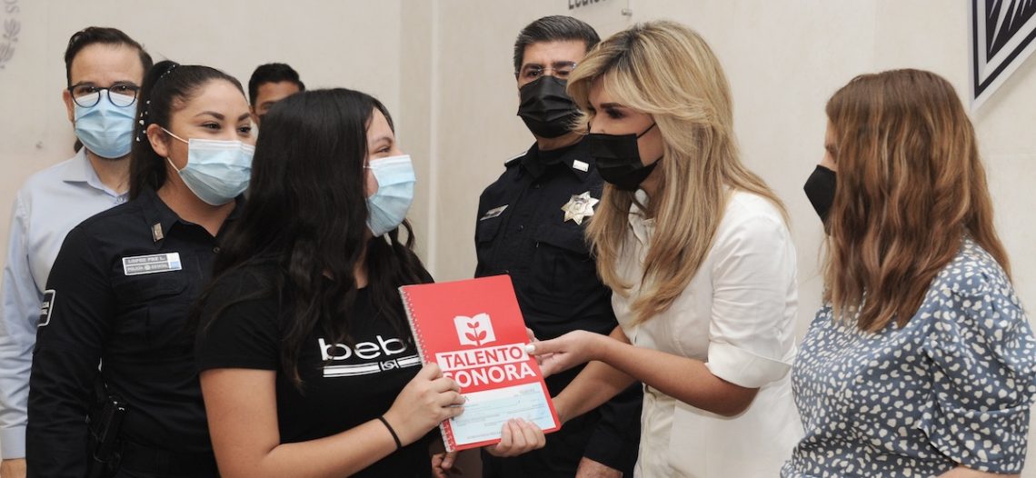 Entrega gobernadora Pavlovich becas a hijas e hijos de Policías Estatales