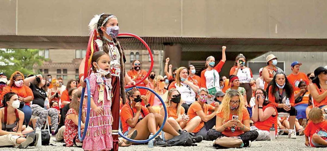 Con fuego y marchas, crece furia por tumbas de niños en Canadá