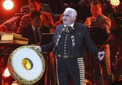 HOSPITALIZAN A VICENTE FERNÁNDEZ