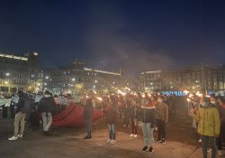 Protestan normalistas de Chiapas con antorchas frente a Palacio Nacional