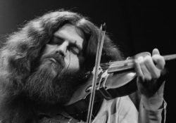 A los 71 años Murió Robby Steinhardt Violinista y cantante de la banda KANSAS