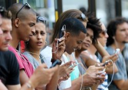 Cubanos libran el bloqueo digital