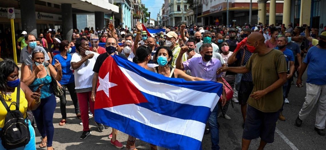 Estallido inédito lleva a cubanos a las calles a exigir libertad