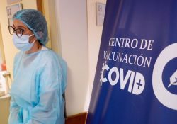 Uruguay logra vacunar contra covid al 70% de su población, al menos una dosis