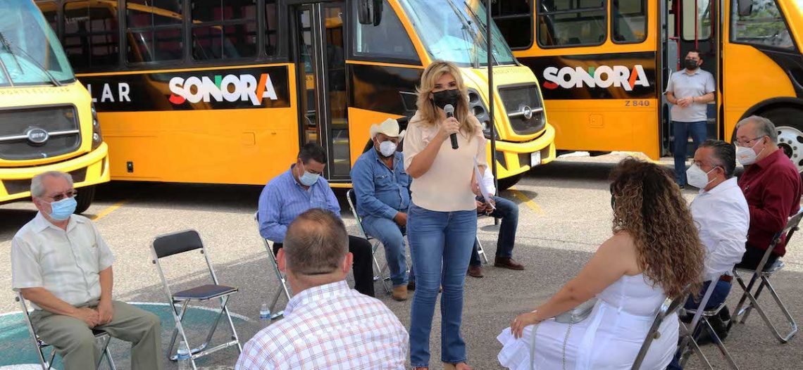 Beneficia gobernadora a zonas rurales con entrega de camiones escolares nuevos