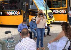 Beneficia gobernadora a zonas rurales con entrega de camiones escolares nuevos