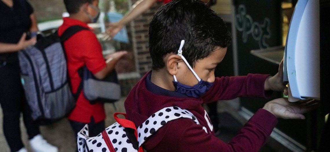 Gel, toma de temperatura, espacios abiertos… así es el regreso a clases