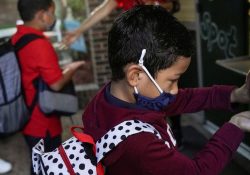 Gel, toma de temperatura, espacios abiertos… así es el regreso a clases