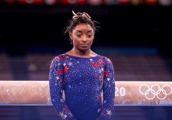 Simone Biles inscrita para la final de barra de equilibrio