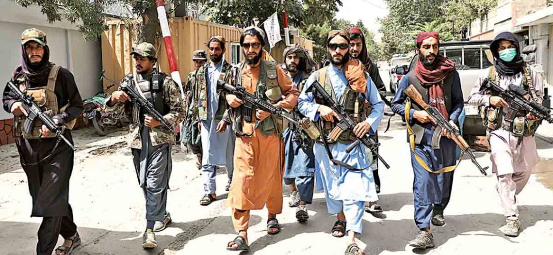 Con fusil en mano, talibanes ponen a civiles a trabajar