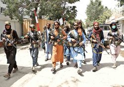 Con fusil en mano, talibanes ponen a civiles a trabajar