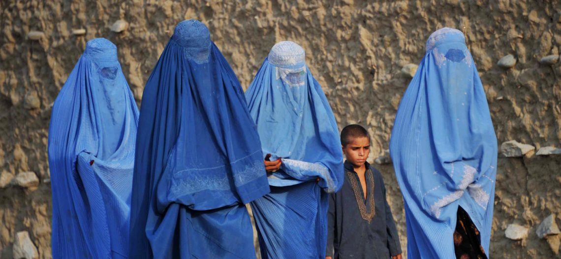 Talibanes matan a mujer por no usar burka; habían prometido respetar derechos