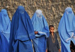 Talibanes matan a mujer por no usar burka; habían prometido respetar derechos