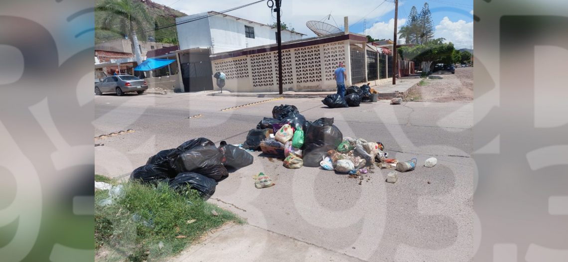Bloquean vecinos de la Colonia San Vicente con basura Calle 4 avenida 5