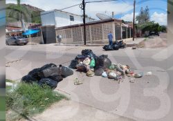 Bloquean vecinos de la Colonia San Vicente con basura Calle 4 avenida 5