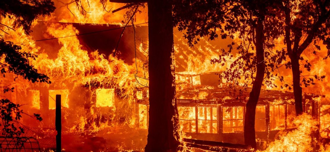 Incendios devastan casas en California