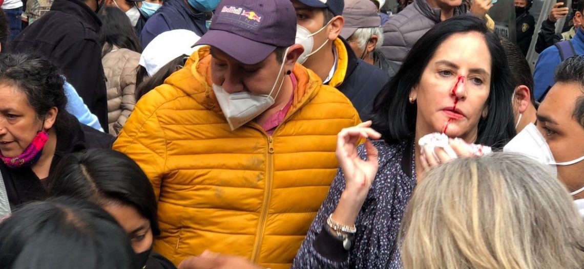 Policías golpean a alcaldesa electa de Álvaro Obregón durante protesta en la CDMX